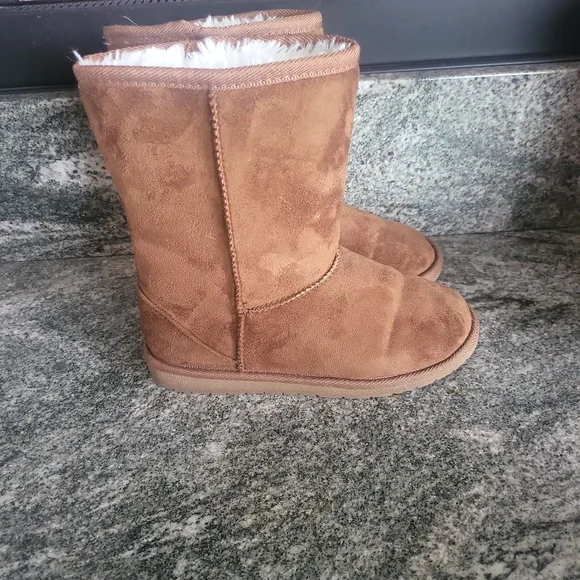 DAWGS Faux Shearling Boots! - Picture 2 of 7